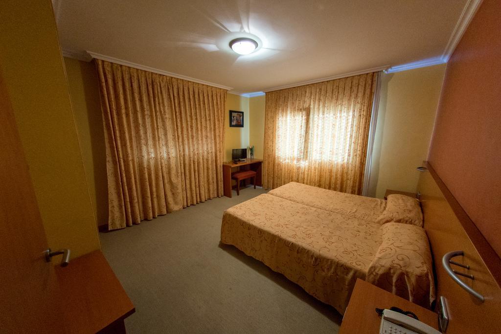 Hotel Dinajan Villanueva De Arosa Luaran gambar